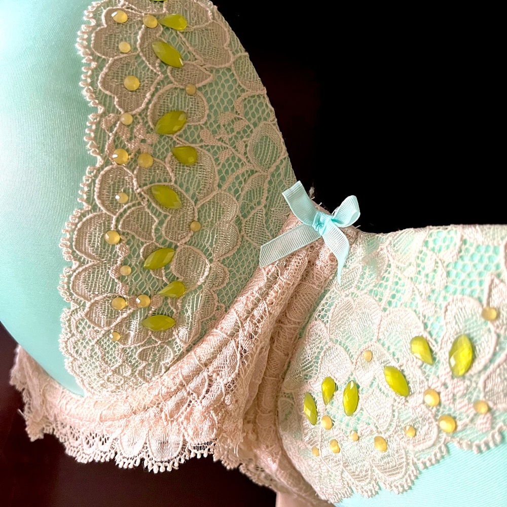 Victoria's Secret Strapless & Convertible Bra. Size 34DDD. Light turquoise & tan